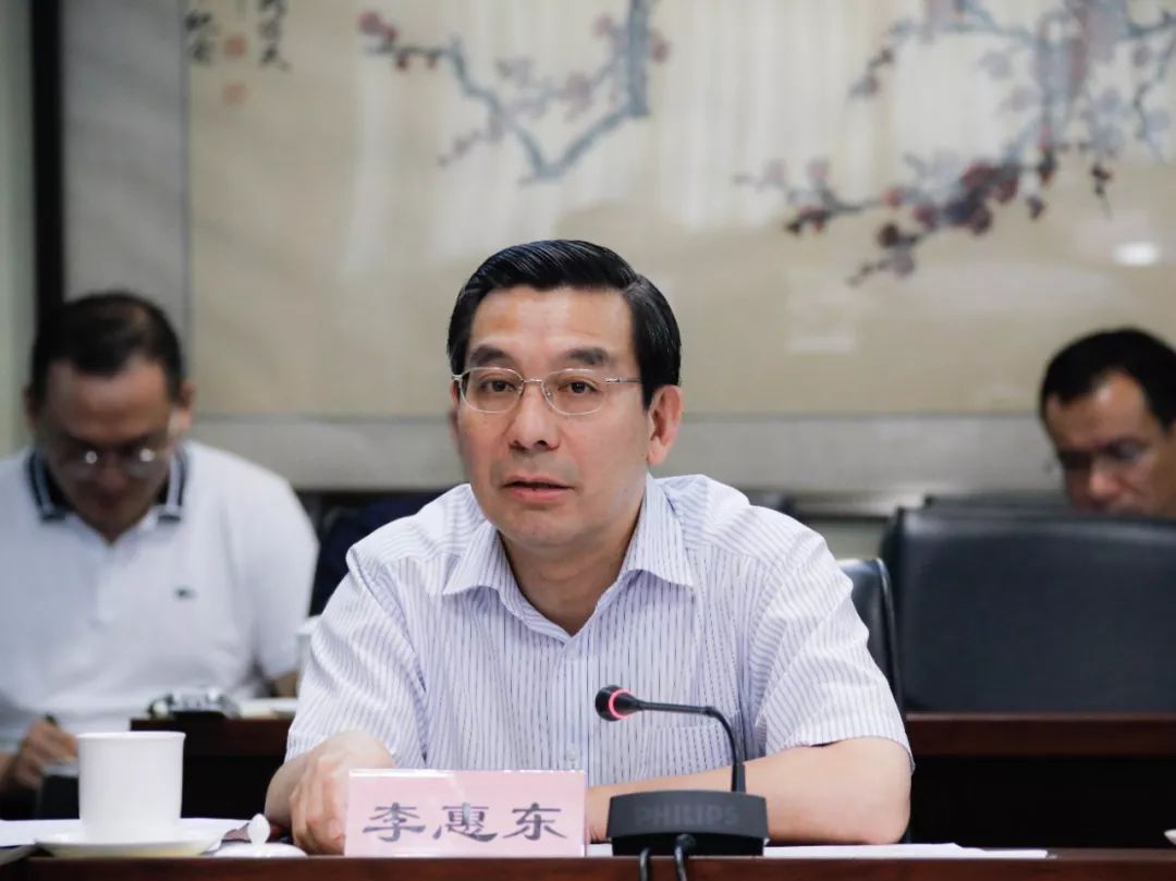 民革中央中心学习组召开座谈会 万鄂湘强调坚定"四个自信",扎实开展"