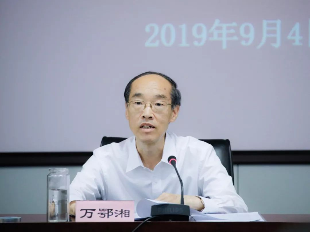 民革中央中心学习组召开座谈会 万鄂湘强调坚定“四个自信”，扎实开展“不忘合作初心，继续携手前进”主题教育活动